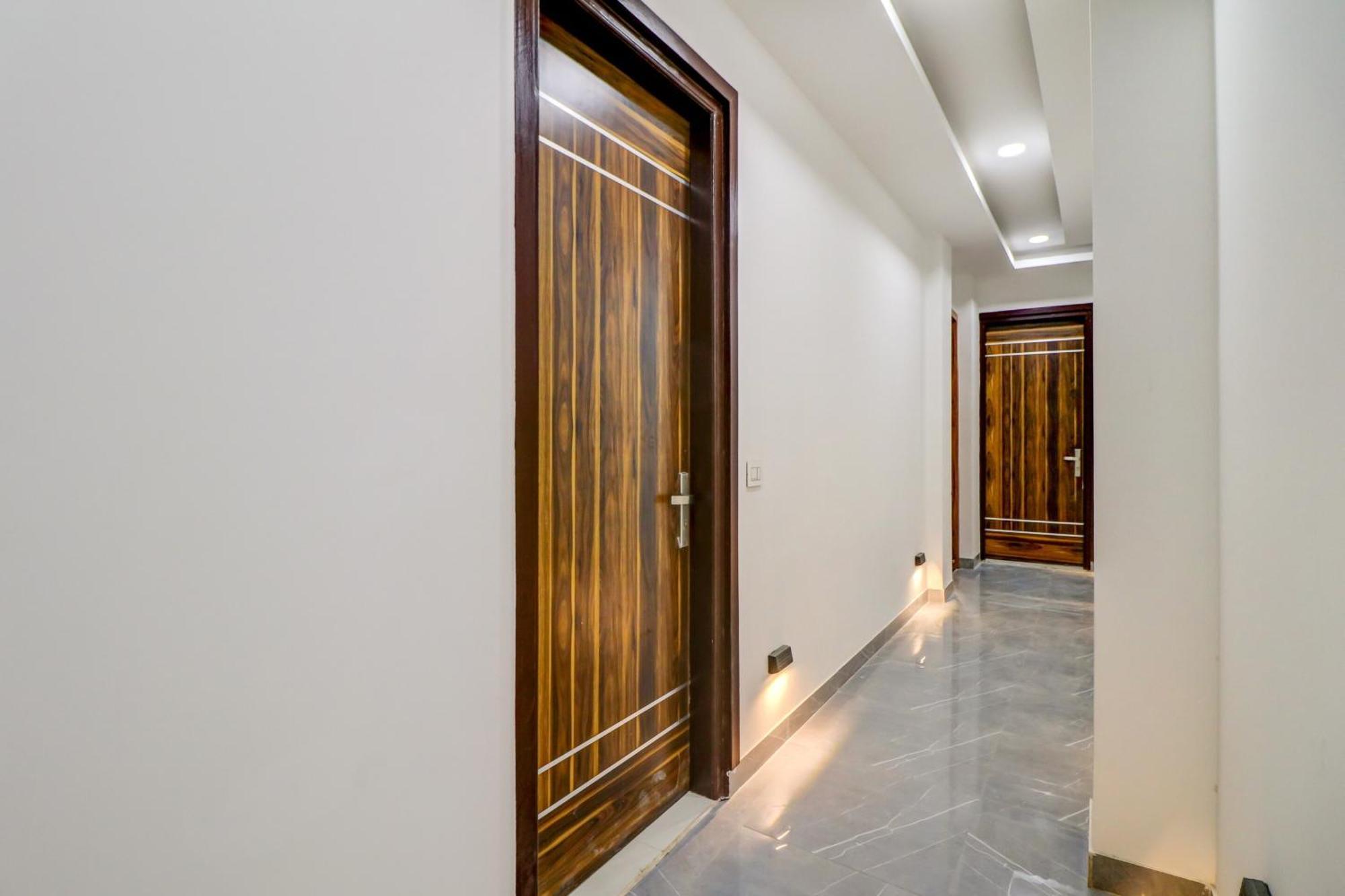 Oyo Flagship 80318 Hotel Sai Plaza Near Indira Gandhi International Airport Нью-Дели Экстерьер фото