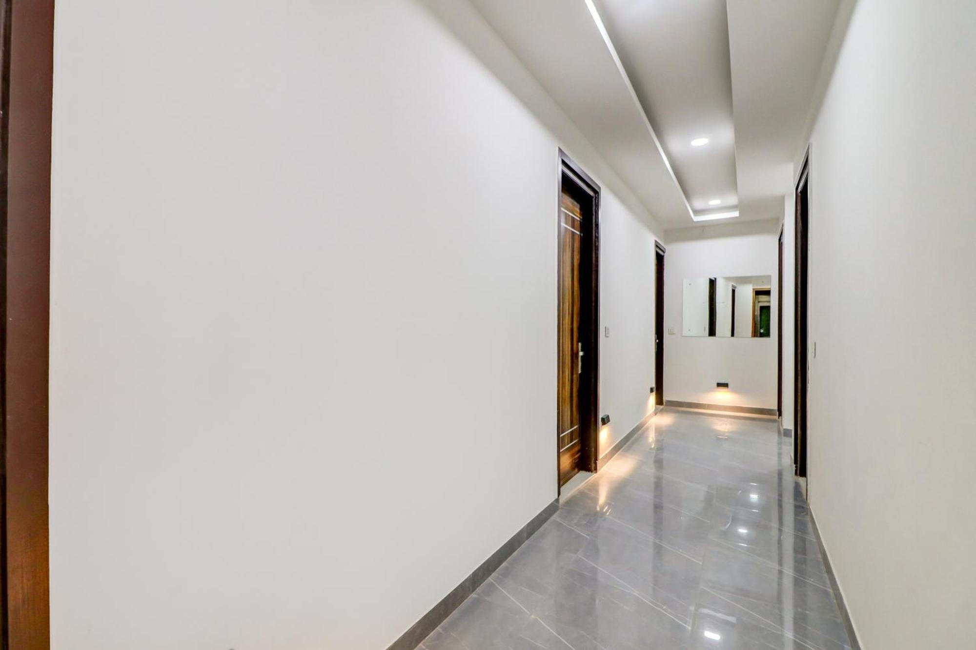 Oyo Flagship 80318 Hotel Sai Plaza Near Indira Gandhi International Airport Нью-Дели Экстерьер фото