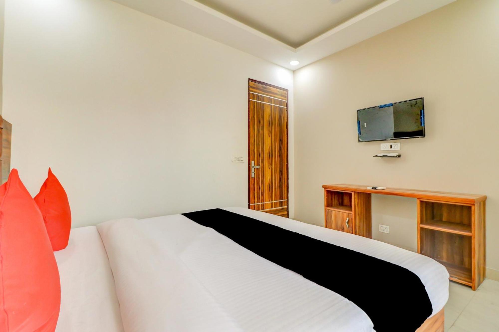 Oyo Flagship 80318 Hotel Sai Plaza Near Indira Gandhi International Airport Нью-Дели Экстерьер фото