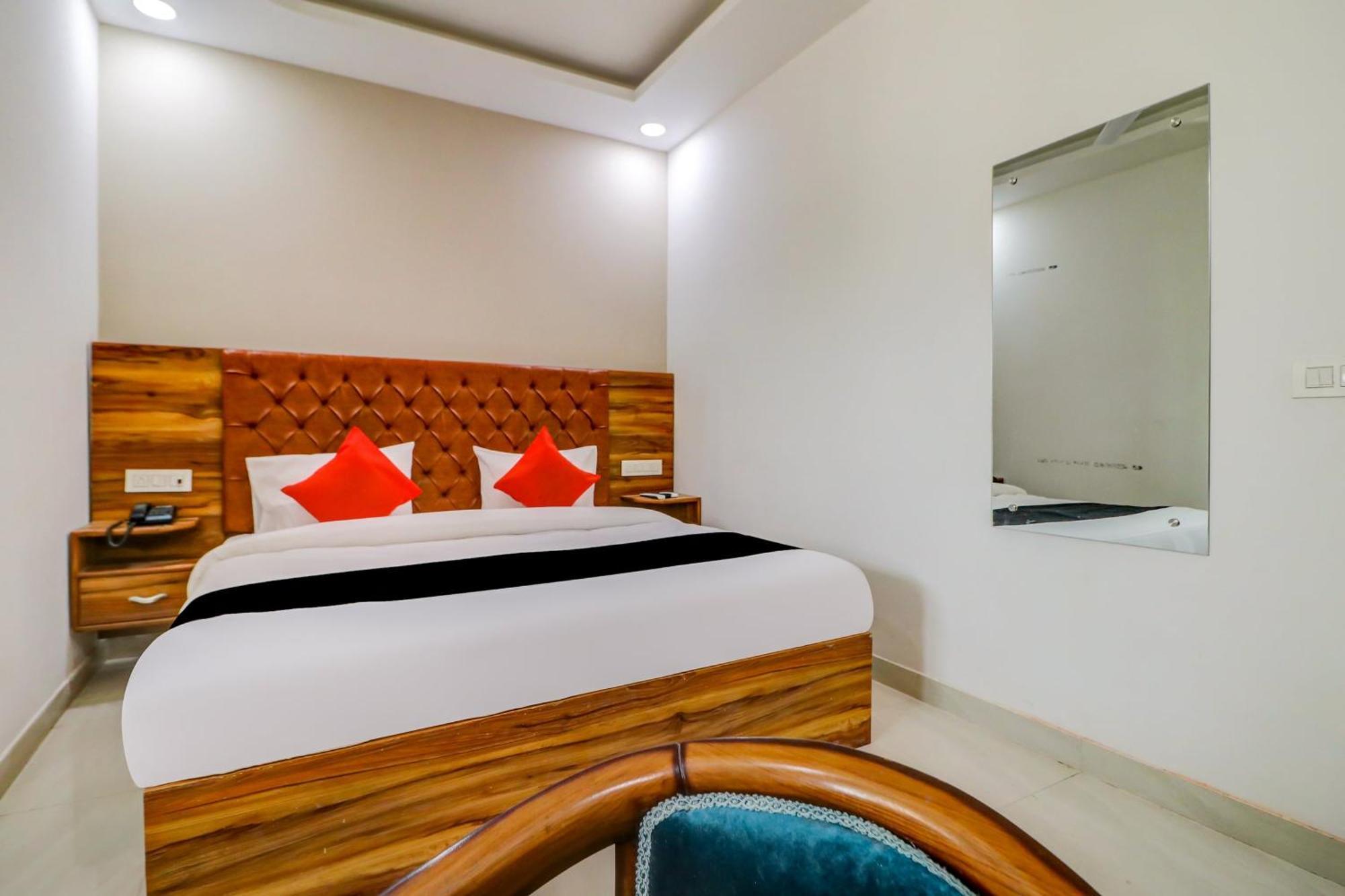 Oyo Flagship 80318 Hotel Sai Plaza Near Indira Gandhi International Airport Нью-Дели Экстерьер фото