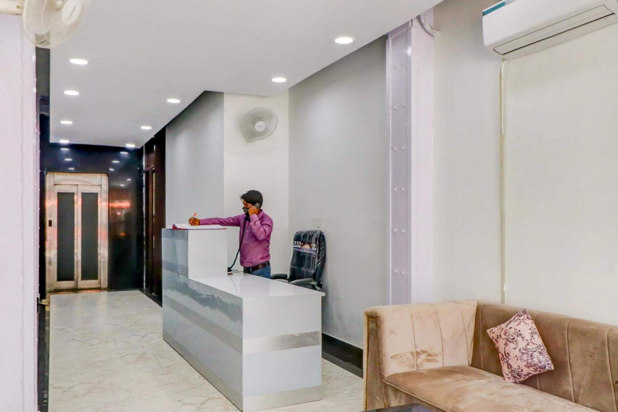 Oyo Flagship 80318 Hotel Sai Plaza Near Indira Gandhi International Airport Нью-Дели Экстерьер фото