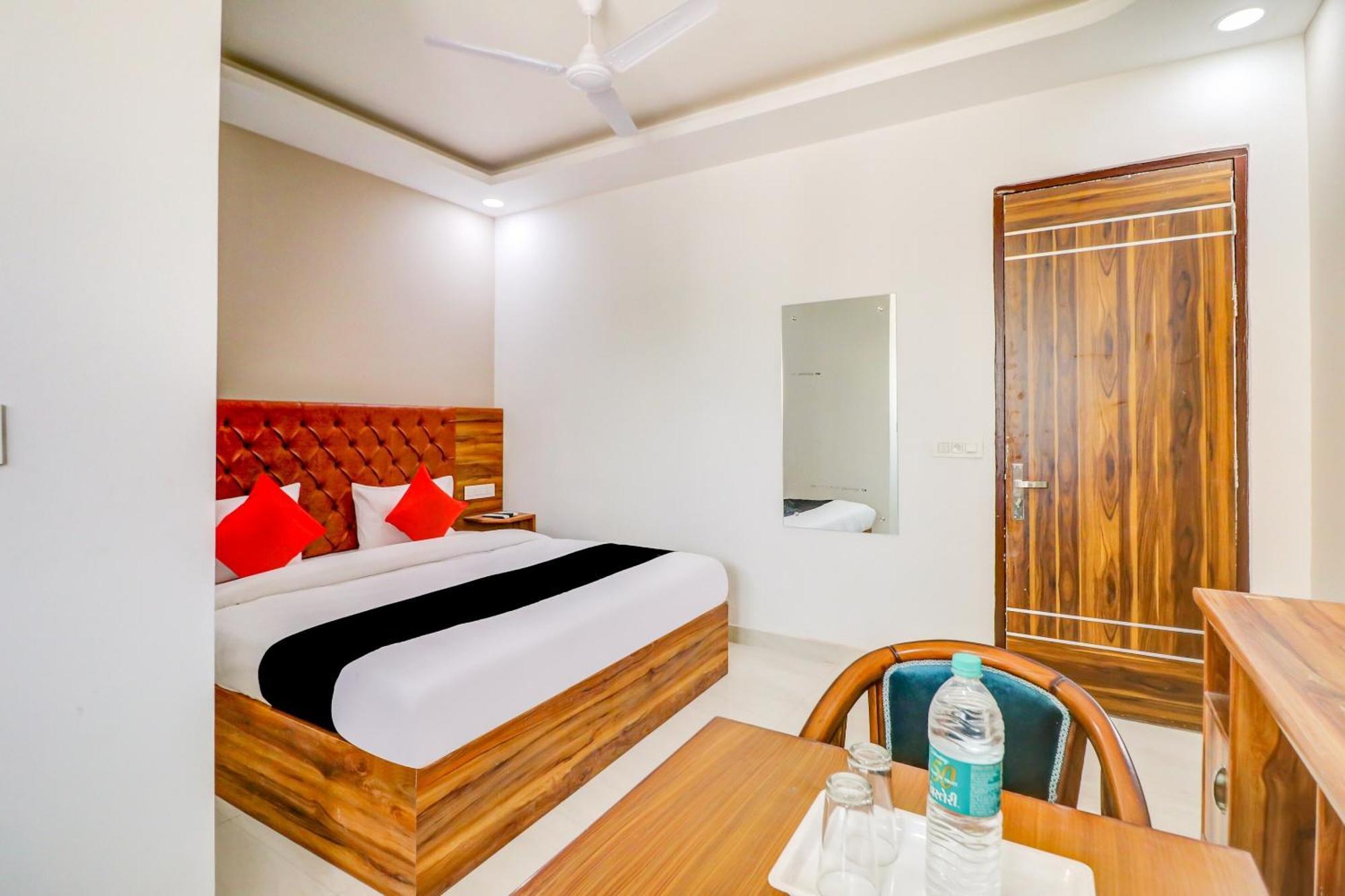 Oyo Flagship 80318 Hotel Sai Plaza Near Indira Gandhi International Airport Нью-Дели Экстерьер фото