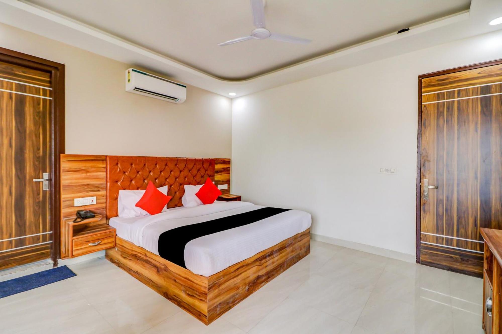Oyo Flagship 80318 Hotel Sai Plaza Near Indira Gandhi International Airport Нью-Дели Экстерьер фото
