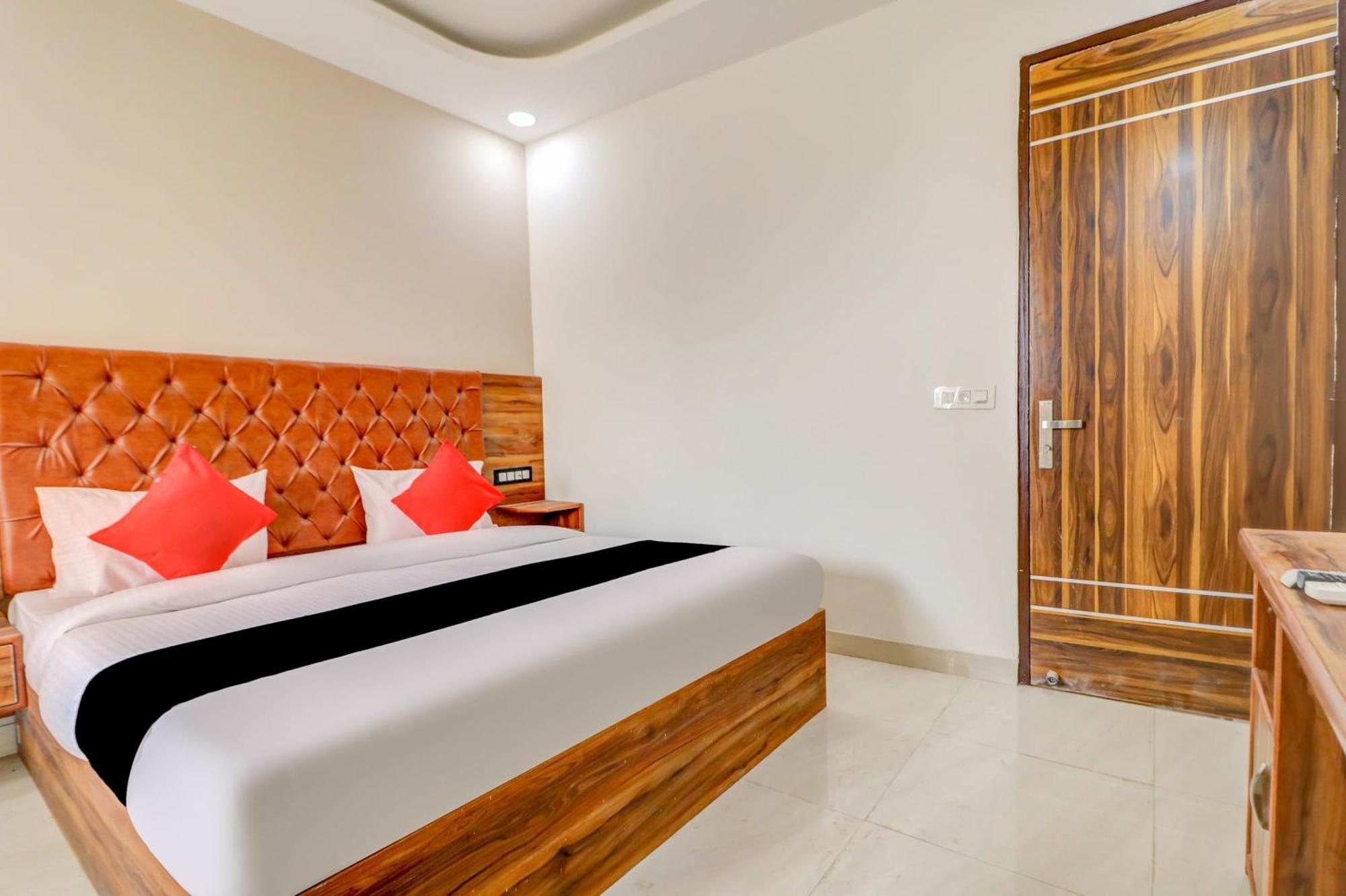 Oyo Flagship 80318 Hotel Sai Plaza Near Indira Gandhi International Airport Нью-Дели Экстерьер фото